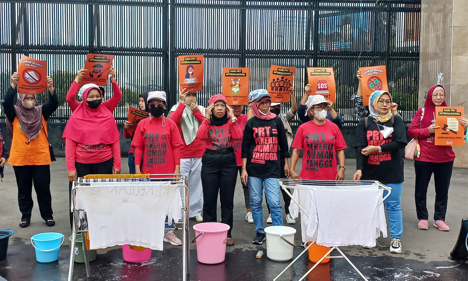 Desak Pengesahan RUU PPRT Lewat Aksi Cuci Baju di Gedung DPR